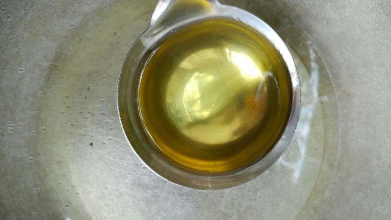 凉拌菠菜粉条,炒锅放适量<a style='color:red;display:inline-block;' href='/shicai/ 849'>花生油</a>,烧热后关火