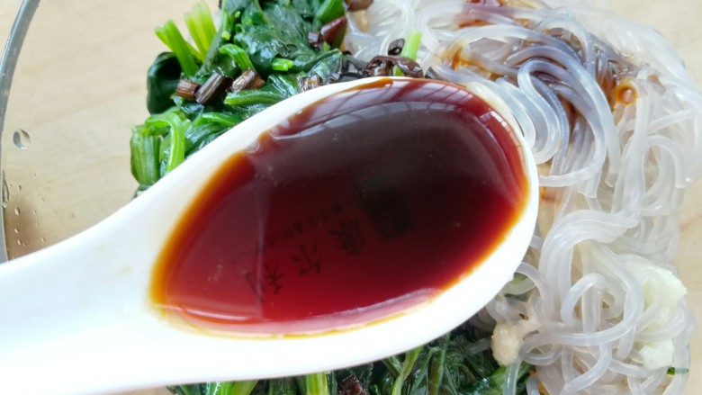 凉拌菠菜粉条,一勺味极鲜，一勺醋，适量的<a style='color:red;display:inline-block;' href='/shicai/ 829'>十三香</a>