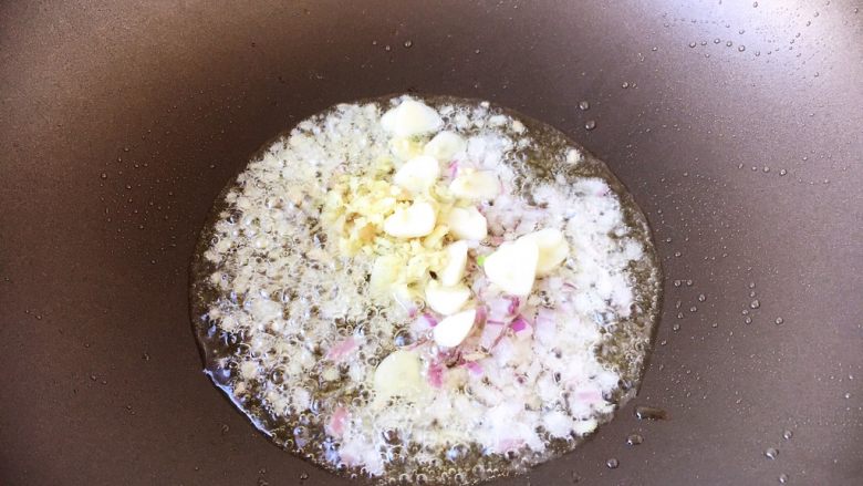 肉片烧茄子,热锅凉油放蒜片、姜末、洋葱碎,爆香。