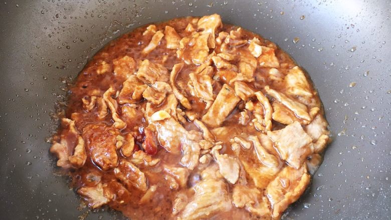 肉片烧茄子,放入五花肉肉片,翻炒至变色。放入少许白胡椒粉,沿锅边烹入1勺料酒,放入1勺<a style='color:red;display:inline-block;' href='/shicai/ 788'>生抽</a>,翻炒均匀。