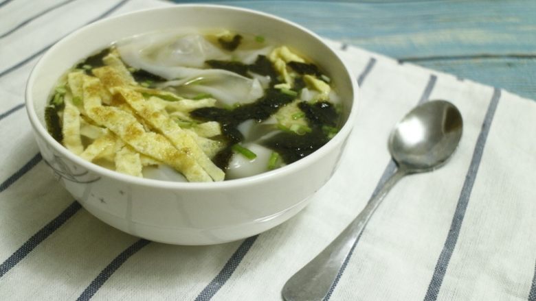猪肉香菇馄炖,盛出馄炖加适量汤,混合均匀即可享用,如果有骨汤和鸡汤就更美味了