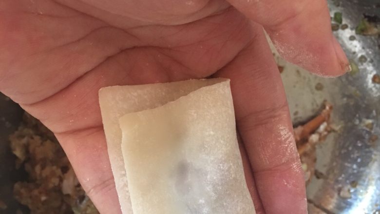猪肉香菇馄炖,沾少许水在面皮上,对折