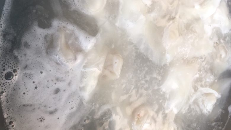 猪肉香菇馄炖,水开后放入馄炖大火煮,水开后加入三次半碗凉水,最后一次开锅后可以盛出来