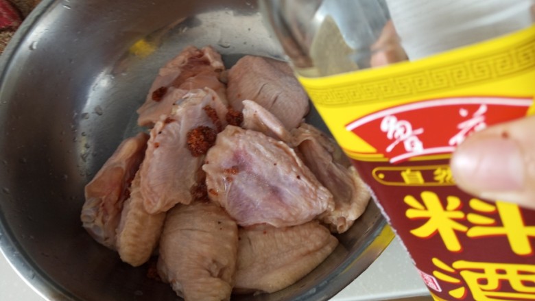 百香果焖鸡翅,<a style='color:red;display:inline-block;' href='/shicai/ 718'>料酒</a>