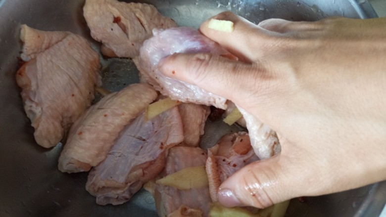 百香果焖鸡翅,抓匀后按摩一下入味