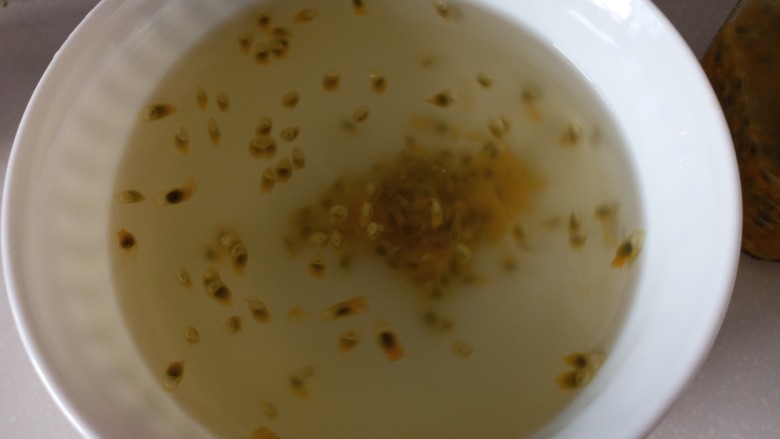 百香果焖鸡翅,剩余的百香果放入清水中浸泡