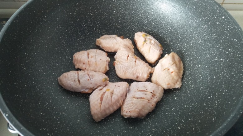 百香果焖鸡翅,放入鸡翅煎到两面金黄