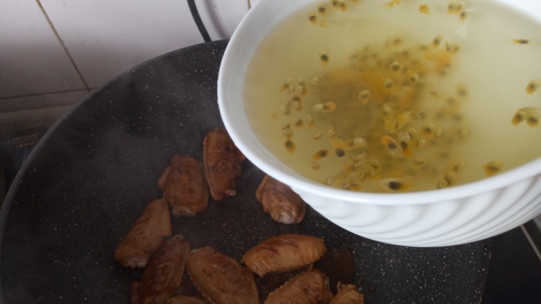 百香果焖鸡翅,倒入百香果水