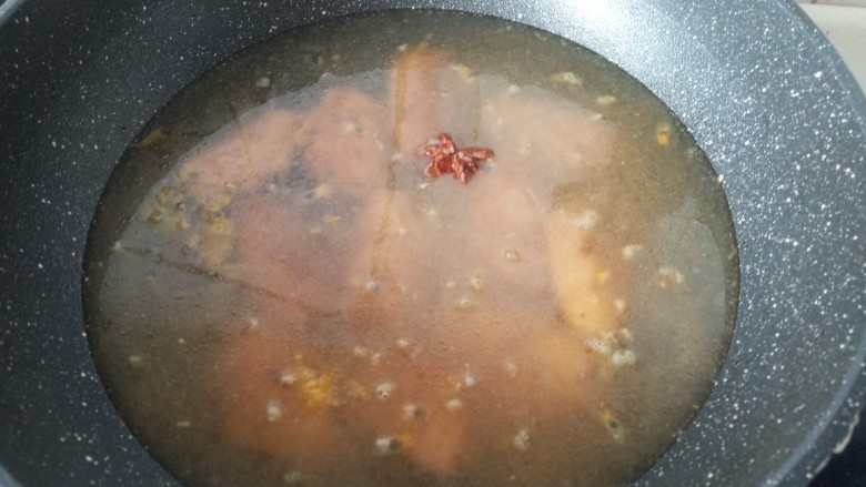百香果焖鸡翅,<a style='color:red;display:inline-block;' href='/shicai/ 695'>八角</a>大火烧开后小火焖煮到汤汁浓稠即可。