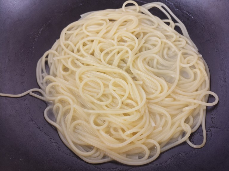 鸡肉香菇黑胡椒意面,小火煮意面煮八分钟左右就好了。