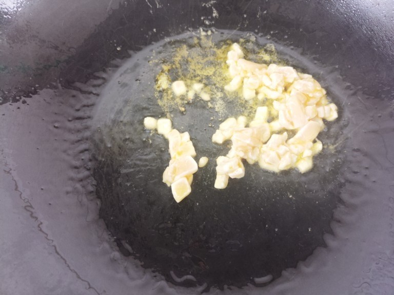 鸡肉香菇黑胡椒意面,然后锅里热油,先把鸡肉放进去炒。