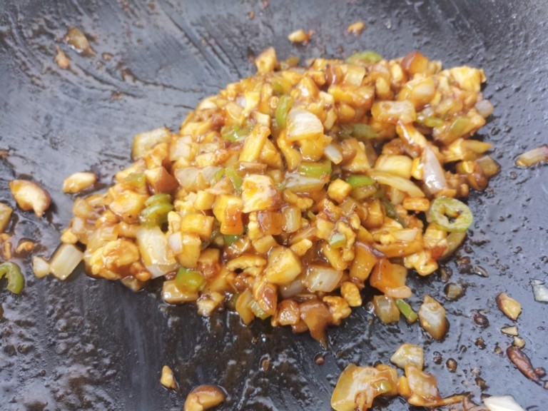 鸡肉香菇黑胡椒意面,翻炒均匀之后,意大利面酱就做好了。