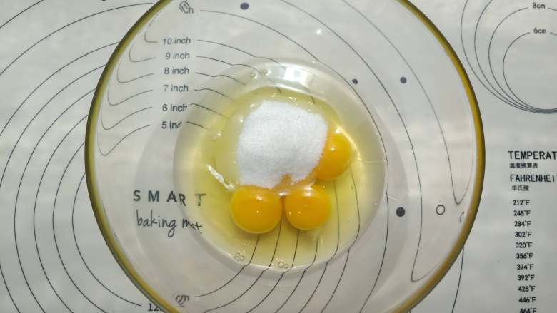 旗袍玛德琳,鸡蛋和糖放入碗中用手动打蛋器打匀。
