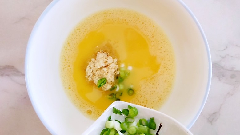 #宝宝辅食#肉松鸡蛋饼,加入小葱碎,搅拌均匀