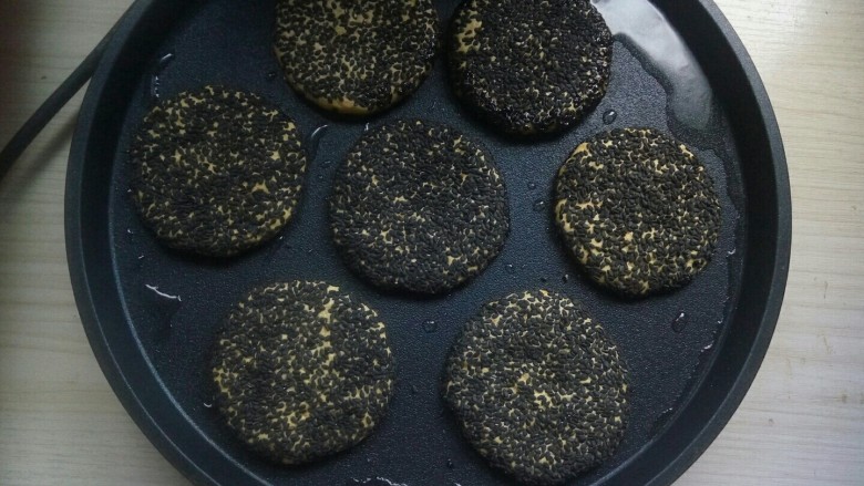芝香南瓜饼,电饼铛预热,加入适量的食用油烧热,然后将饼煎至两面金黄即可出锅。