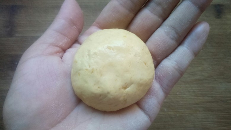 芝香南瓜饼,取约30克的面团揉圆(如果嫌太粘,可以在手上涂抹点油)。