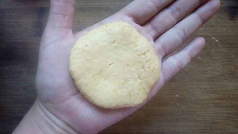 芝香南瓜饼,将面团摁扁,稍稍整形。