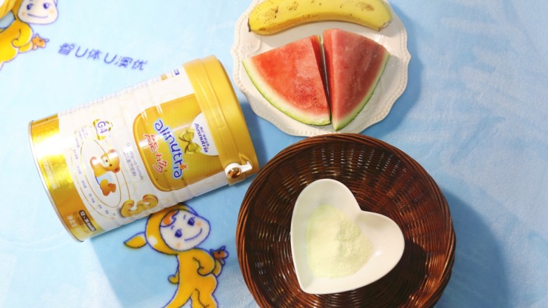 美食丨炎炎夏日 DIY冰格清爽好吃又健康~,准备好所有食材。