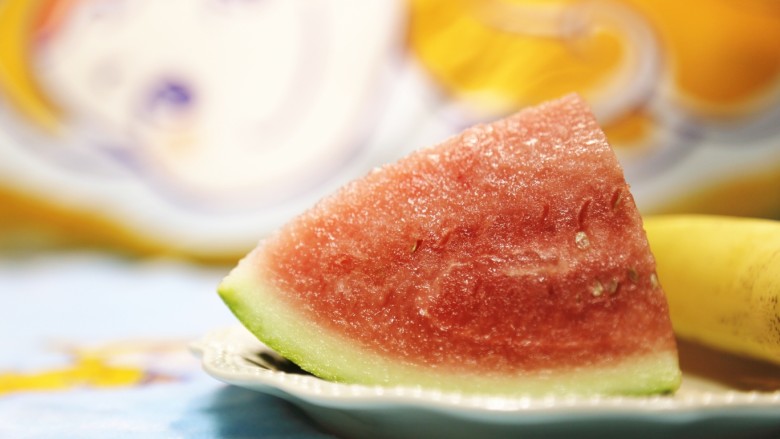 美食丨炎炎夏日 DIY冰格清爽好吃又健康~,<a style='color:red;display:inline-block;' href='/shicai/ 605'>西瓜</a>去皮去籽。