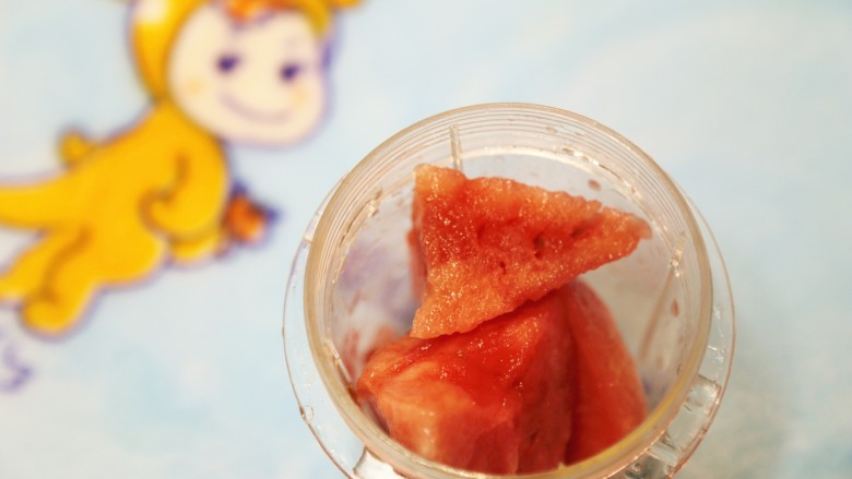 美食丨炎炎夏日 DIY冰格清爽好吃又健康~,切成小块放入榨汁机打成西瓜汁。