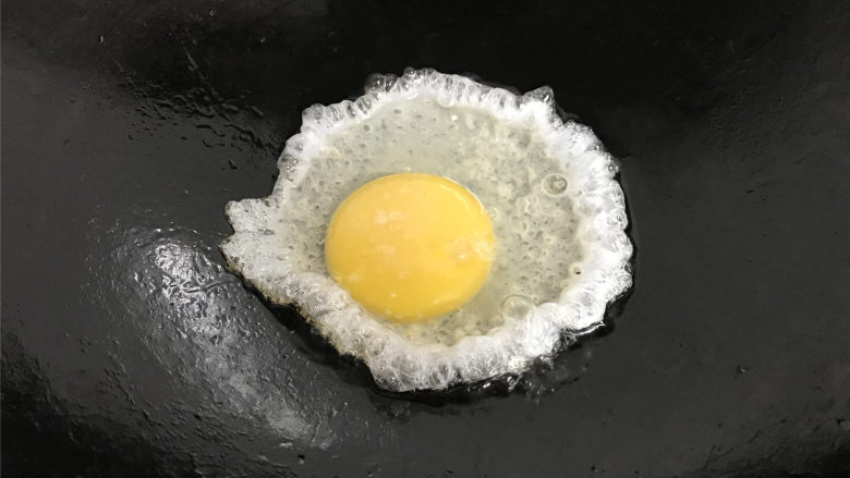 鹅蛋鲫鱼汤,锅中倒入少许的油,倒入鹅蛋。
