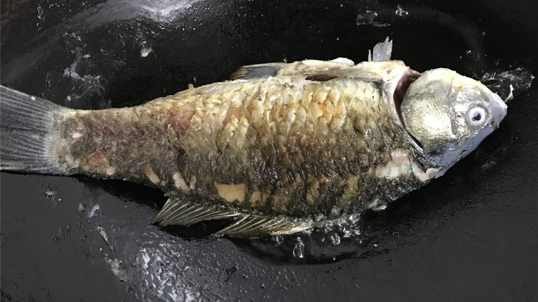 鹅蛋鲫鱼汤,大火转中火,一面煎好后翻面煎另外一面,直至两面呈金黄色。