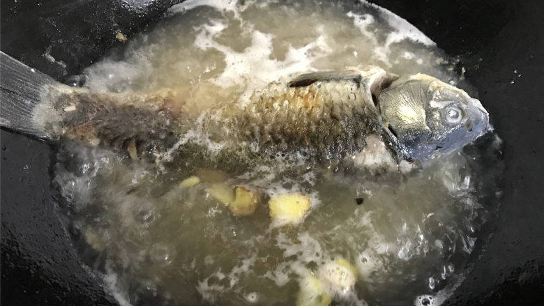 鹅蛋鲫鱼汤,加入没过鲫鱼的开水,把鱼籽也一起放入煮。