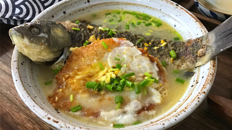 鹅蛋鲫鱼汤,汤鲜味美,营养丰富,补钙又健脑的鹅蛋鱼汤就可以开吃了。