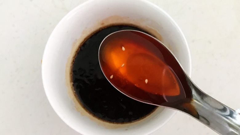 捞汁小人仙,加入1勺红辣油,调匀,捞汁做好了