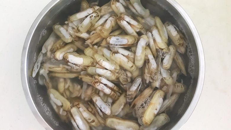 捞汁小人仙,加入冷水,水量没过小人仙