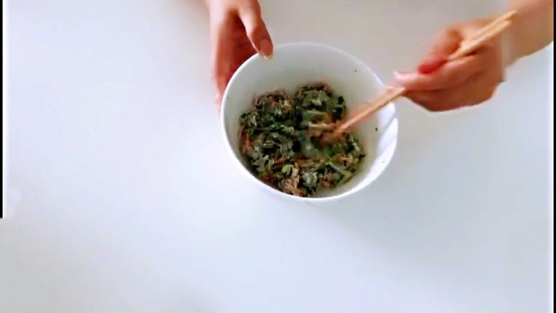 红薯叶胡萝卜块,拌匀。