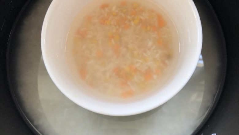 肉沫胚芽谷物米南瓜盎,一包胚芽谷物米加入适量的水,跟着大人的米饭放入电饭煲煮熟,也可以单独煮熟,我为了省事哈哈哈