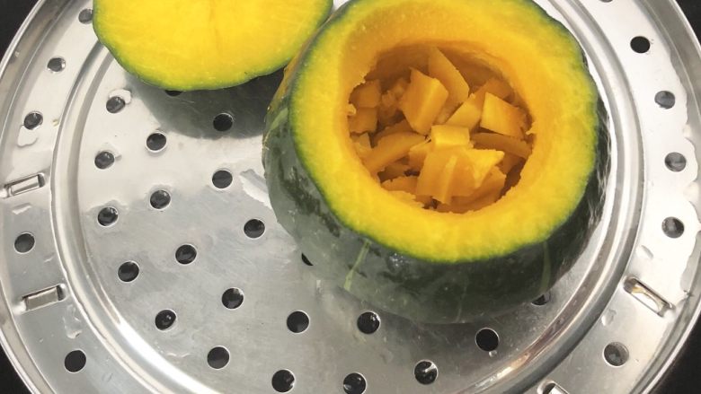 肉沫胚芽谷物米南瓜盎,南瓜切开,用勺子挖掉南瓜籽,放入蒸锅蒸15分钟