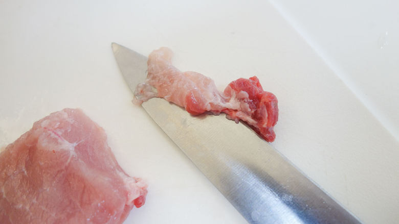 6个月以上辅食猪肉米糊做法,垂直纹路的方向切片,把纤维切短一点后面好打泥