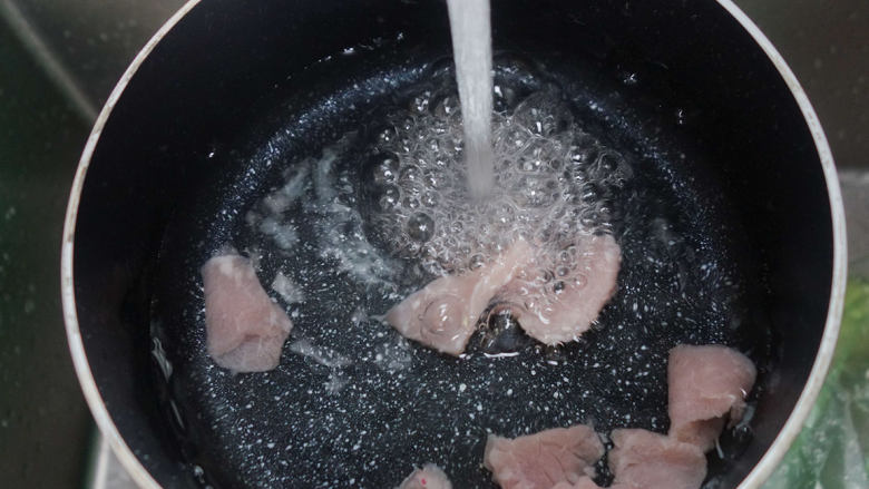 6个月以上辅食猪肉米糊做法, 肉加入冷水
