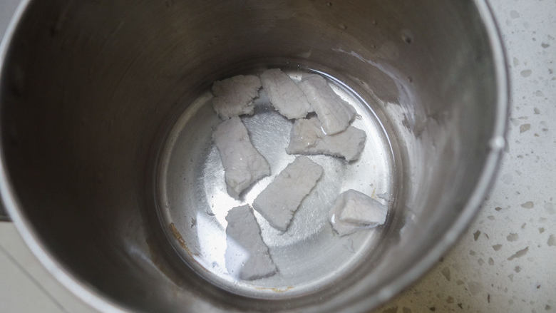 6个月以上辅食猪肉米糊做法, 将肉捞出来,加一些水