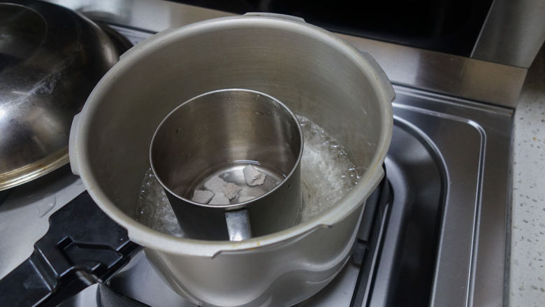 6个月以上辅食猪肉米糊做法,放在高压锅也放一些水,隔水用高压锅上汽后中小火炖20-30分钟 将肉炖烂