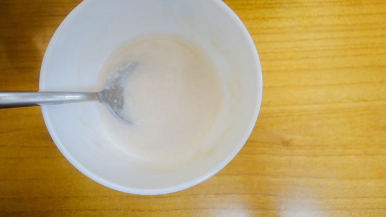 6个月以上辅食猪肉米糊做法, 猪肉泥打好以后加入适量米粉搅拌均匀即可