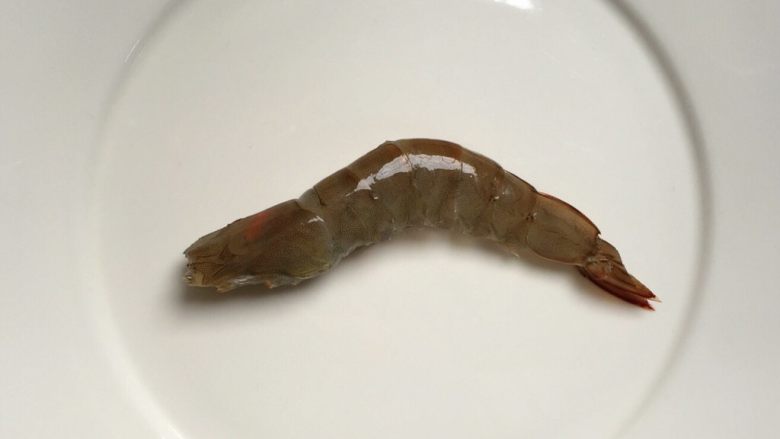 超正宗的油焖大虾,虾尾用剪刀斜着修一下剪去硬的部分