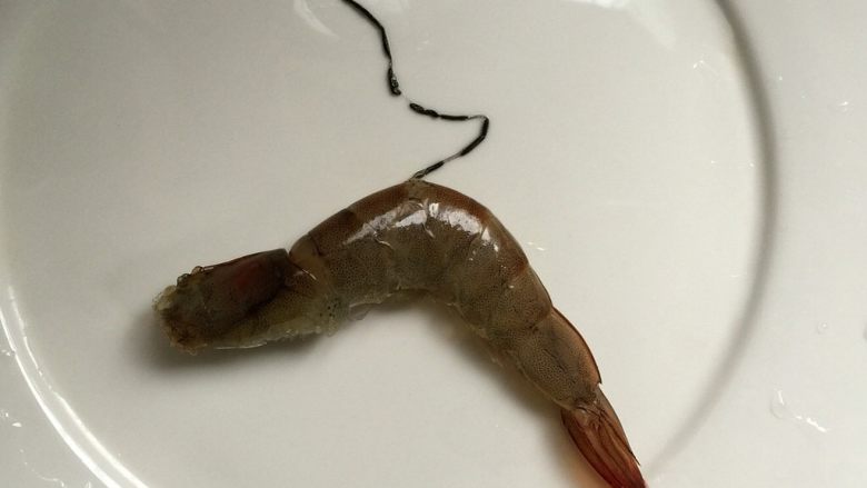 超正宗的油焖大虾,用牙签从虾背部第二节穿过去,很容易就挑出来虾线(也叫虾肠)