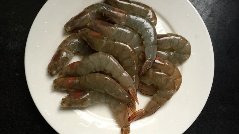 超正宗的油焖大虾,全部处理完了,这可能需要的时间比较多,但吃起来非常方便且安全