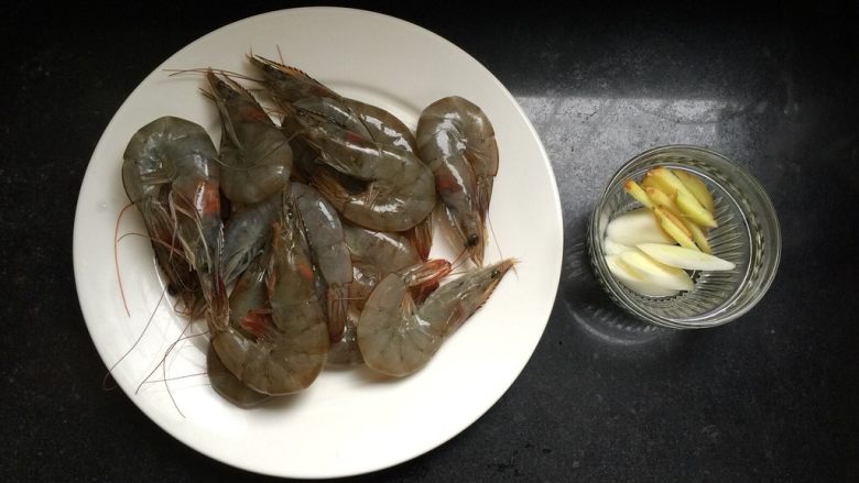 超正宗的油焖大虾,食材准备 
食材：虾、葱、姜
调味料：<a style='color:red;display:inline-block;' href='/shicai/ 718'>料酒</a>、<a style='color:red;display:inline-block;' href='/shicai/ 788'>生抽</a>、<a style='color:red;display:inline-block;' href='/shicai/ 762'>老抽</a>、<a style='color:red;display:inline-block;' href='/shicai/ 3729'>白糖</a>、醋、盐