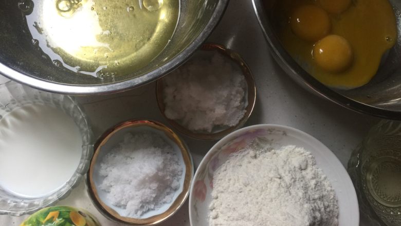 海苔肉松蛋糕卷,主要材料,顺手把蛋黄、蛋白分离一下