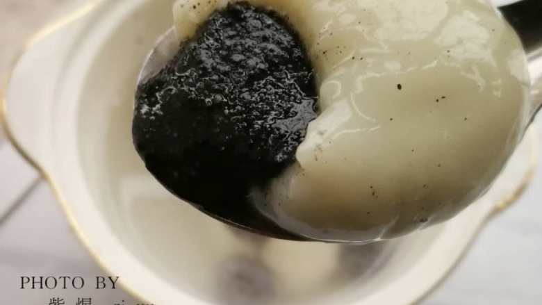 萌萌猪流沙汤圆,用一个普通汤圆展示下流沙效果,小猪的咬开有点残忍。
