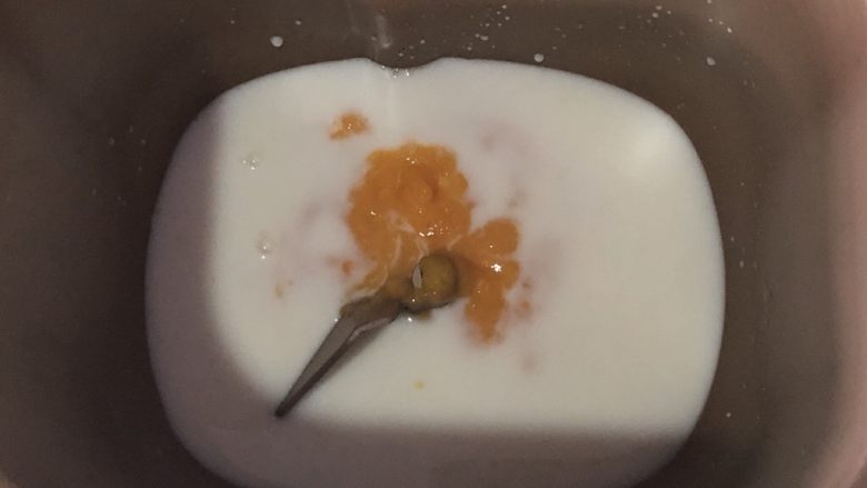 芒果吐司,所以液体放入面包桶