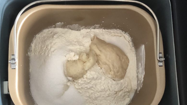 芒果吐司,再放入所有粉类，放入液种和汤种
慢速混合，转正常搅打，打至6分筋放<a style='color:red;display:inline-block;' href='/shicai/ 887'>黄油</a>继续搅打