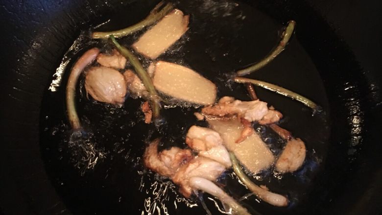 酸菜鱼,锅里放油烧热放入姜片 蒜末 葱段