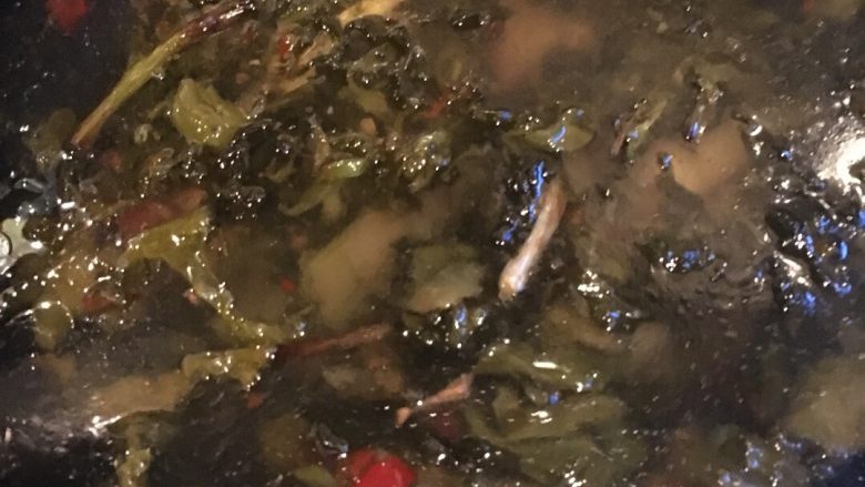 酸菜鱼,加入辣包,锅里放入水没过酸菜,水烧开