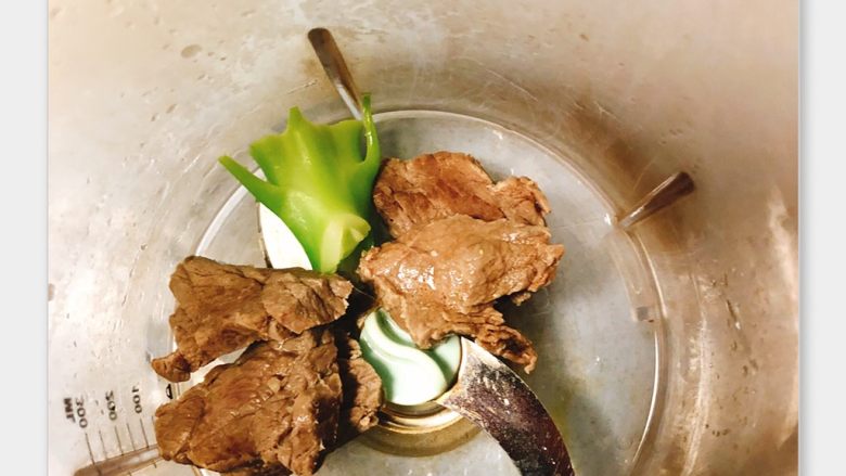 南瓜牛肉蛋羹,放入辅食机搅拌