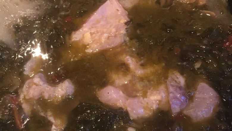 酸菜鱼,放入腌好的鱼片,煮5分钟即可,太久容易煮老。